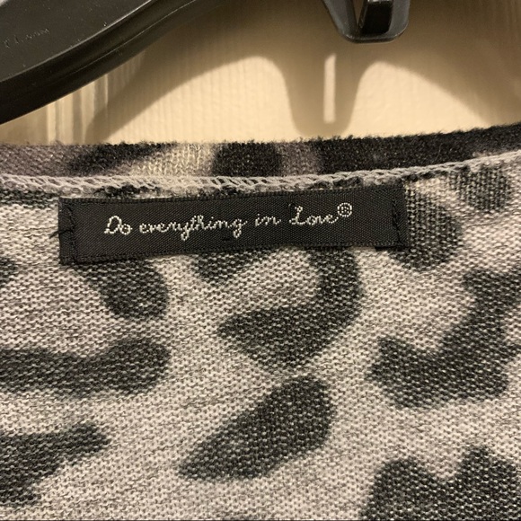 Do Everything in Love snow leopard cardigan. Women’s One Size. - Picture 3 of 5